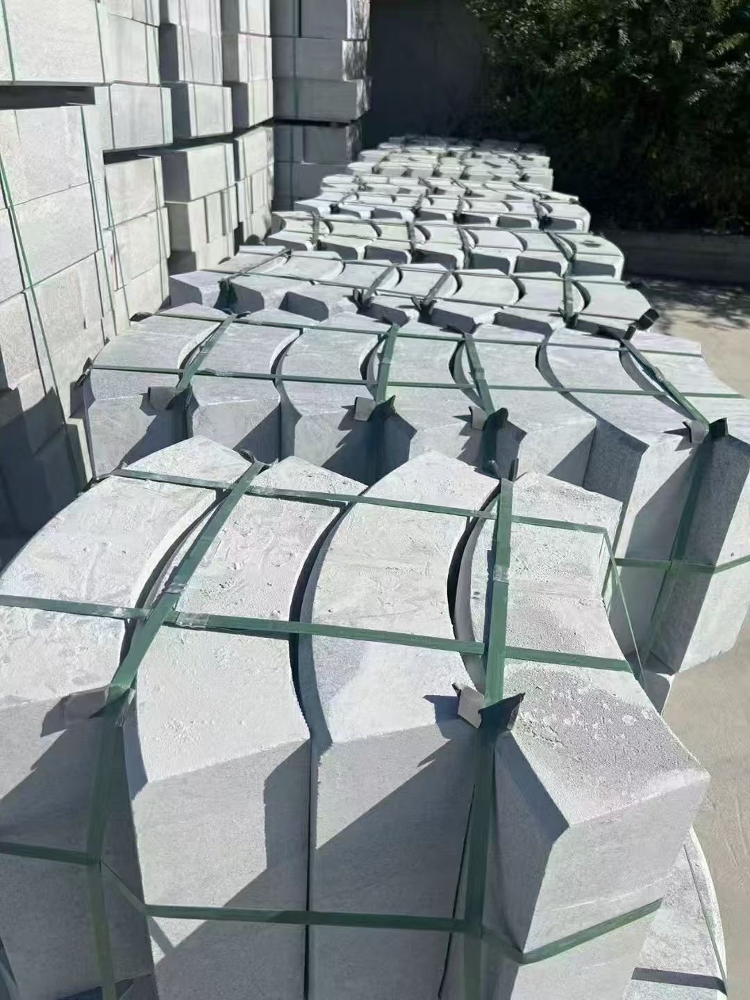 秦皇岛 芝麻灰弧形路沿石