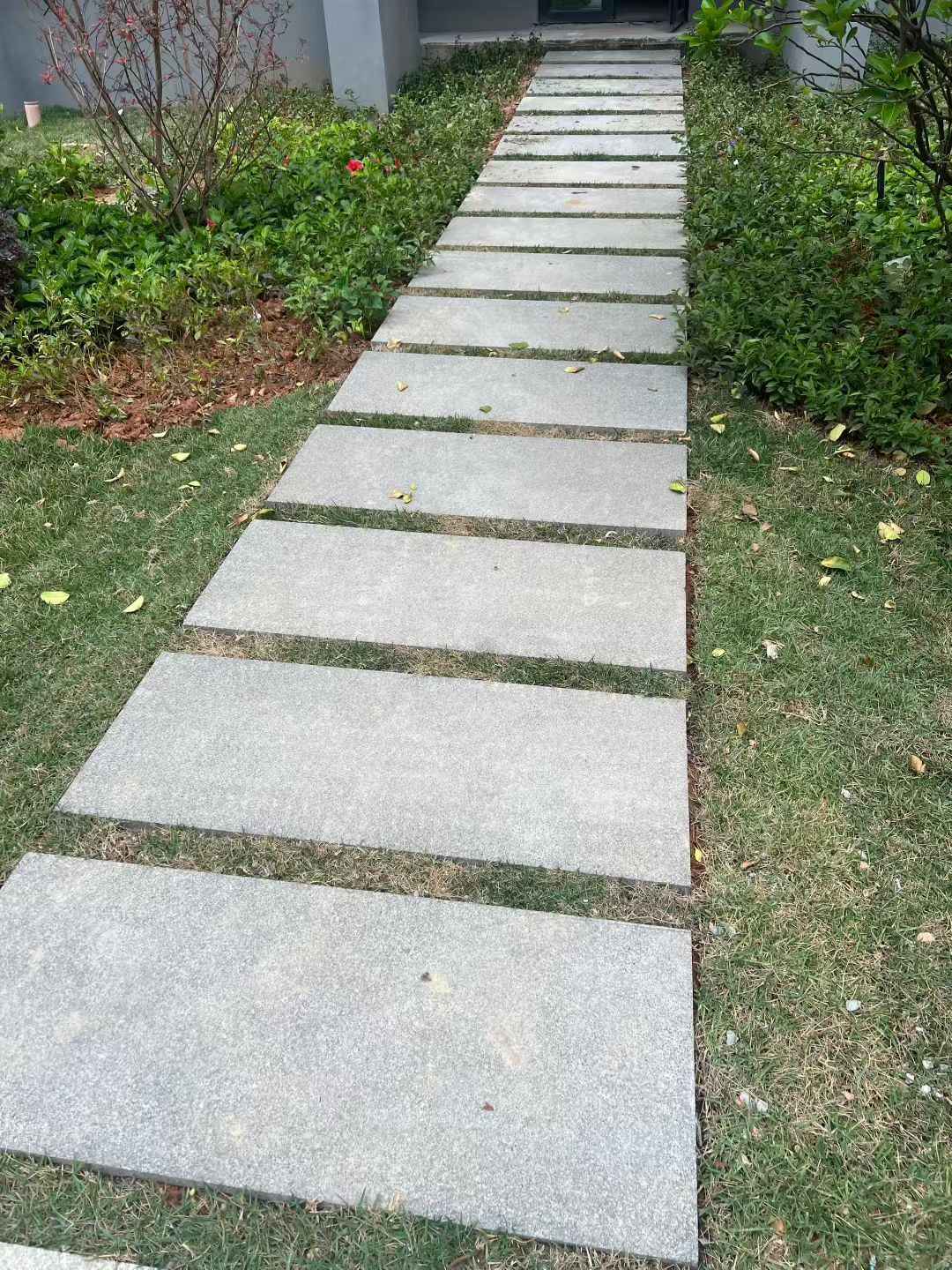 秦皇岛 芝麻黑小区踏步、汀步石铺装效果