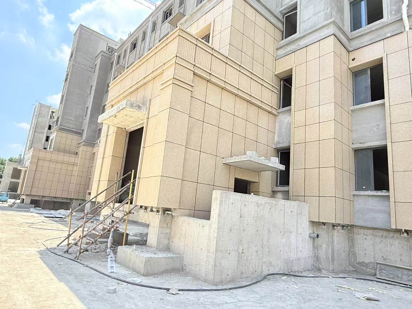秦皇岛 黄金麻干挂，工地实拍