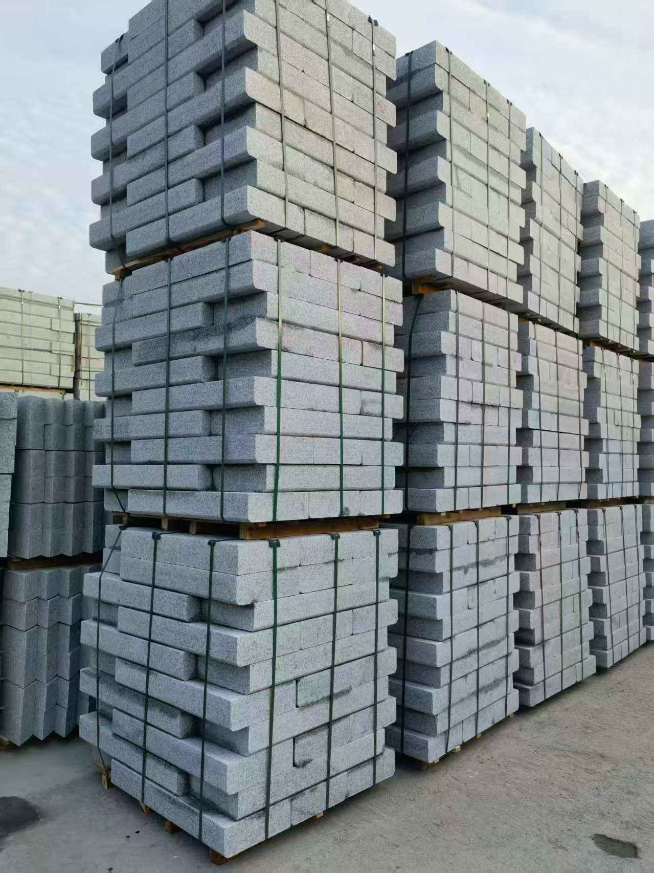 秦皇岛 路沿石（路侧石），颜色一致，尺寸标准