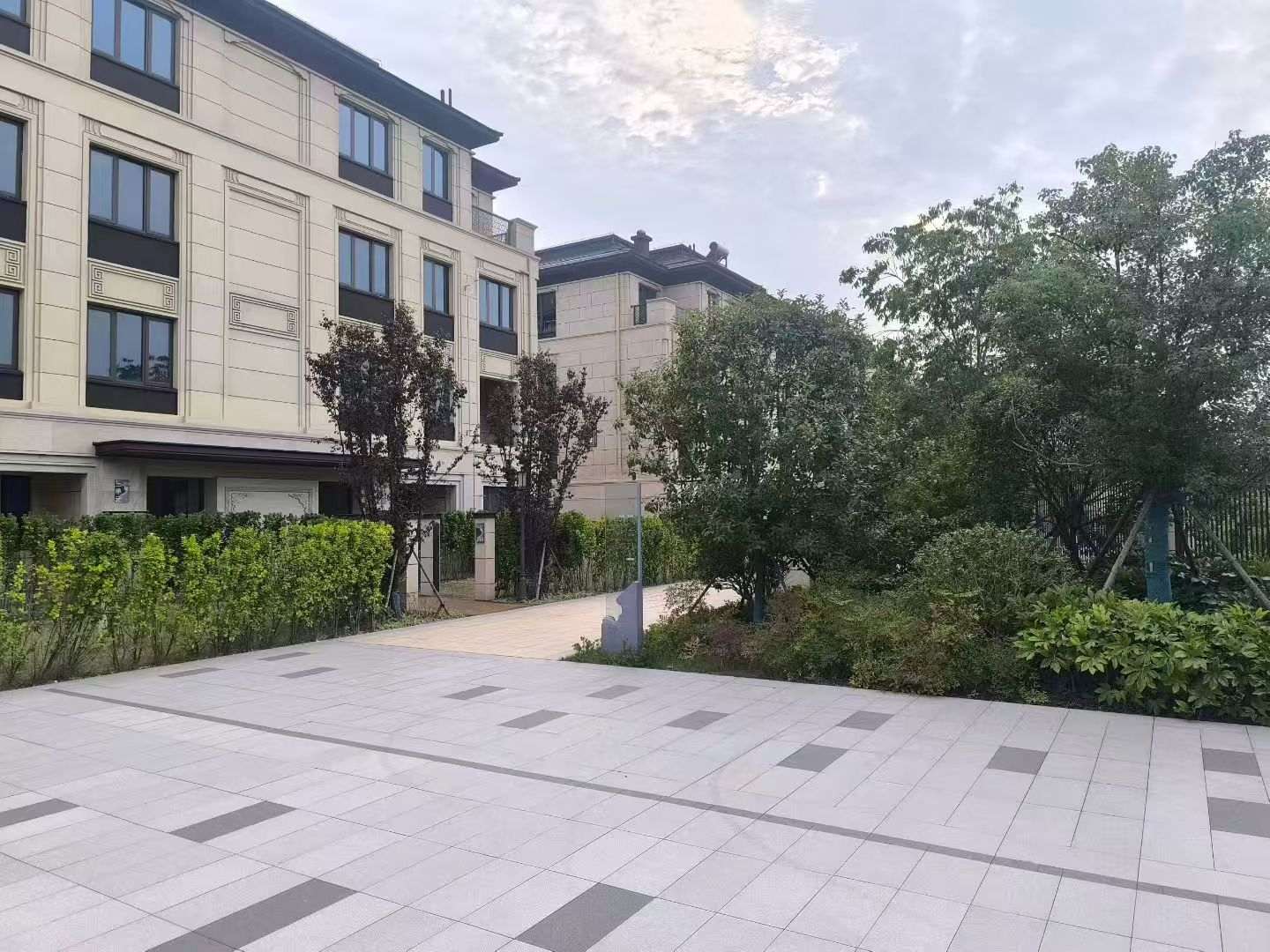 秦皇岛 芝麻白与芝麻白搭配铺装，尺寸1200*600